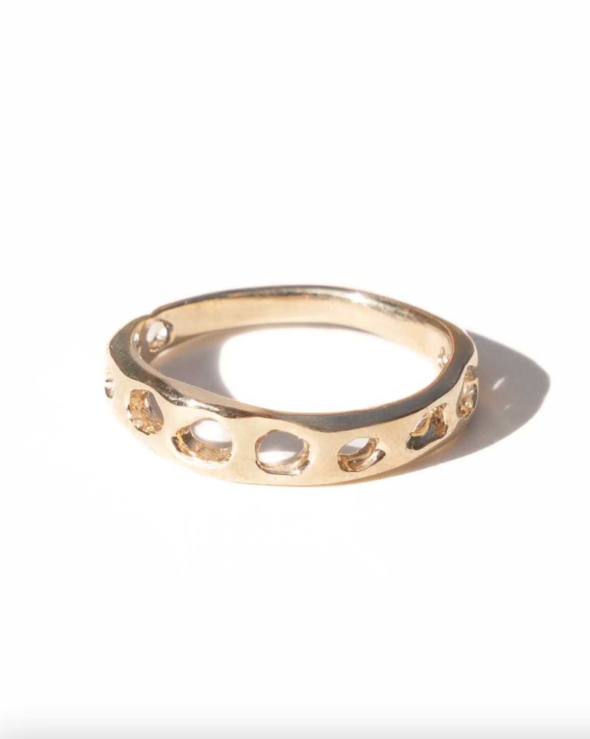 Moneh Brisel Concha Ring